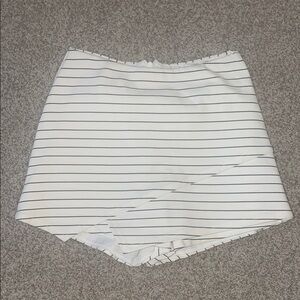 Lulu’s Striped White and Black Skort XS